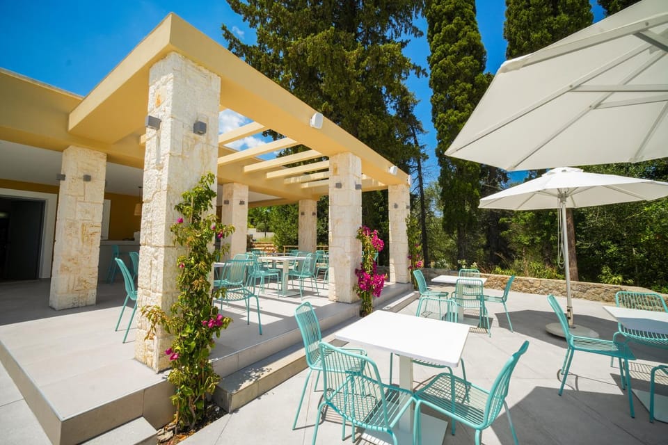 Restaurant/places to eat, Balcony/Terrace, Living room, Seating area