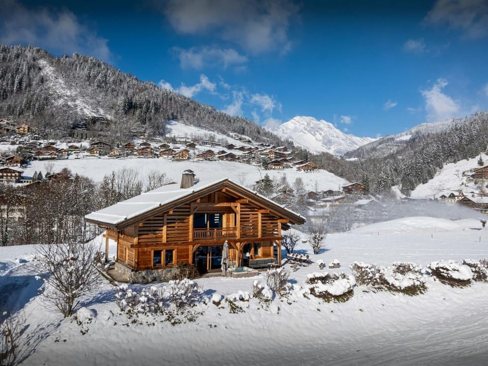 Property building, Day, Natural landscape, Winter, Mountain view