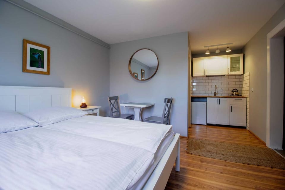 Bed, Kitchen or kitchenette, Bedroom