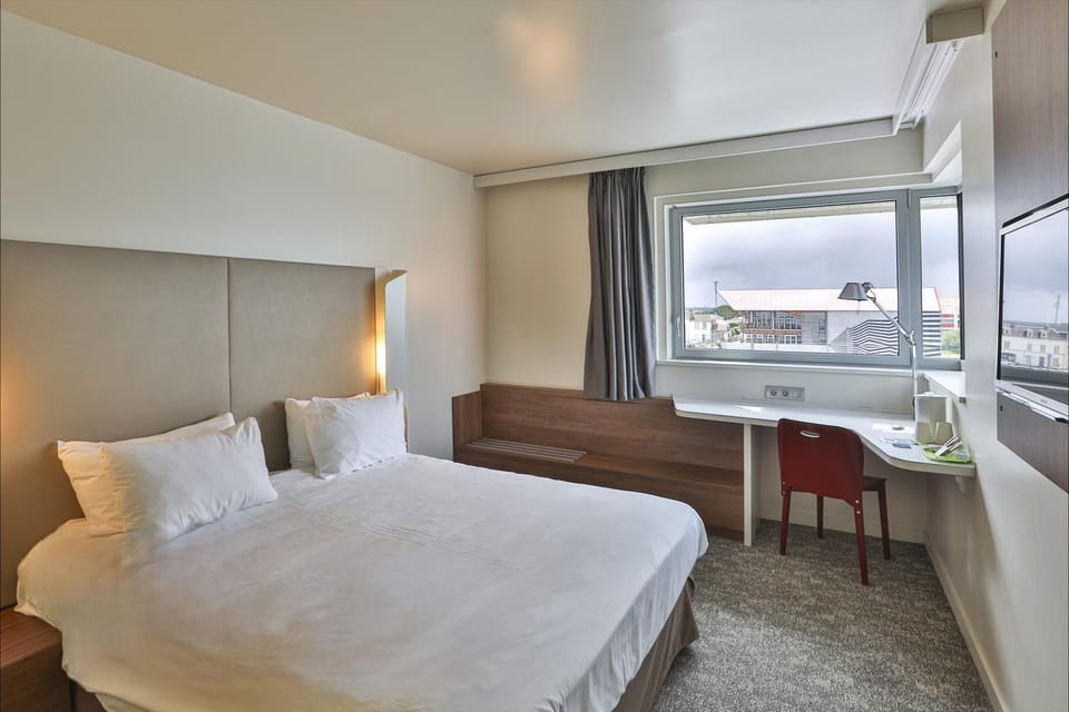 Bed, TV and multimedia, Coffee/tea facilities, Photo of the whole room, Bedroom, air conditioner