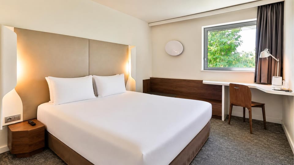 Bed, Night, People, Coffee/tea facilities, View (from property/room), City view, City view, furniture, air conditioner