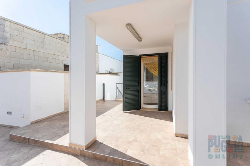 Patio, Facade/entrance, Day