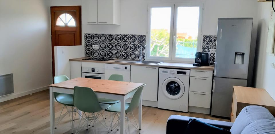 Kitchen or kitchenette, Dining area, kitchen