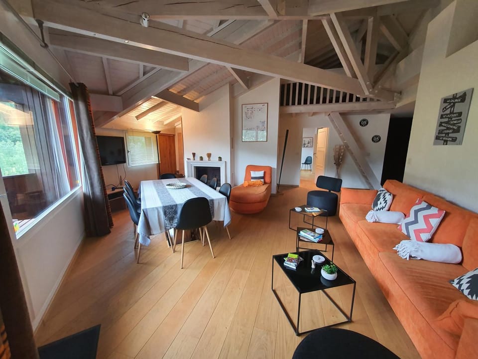 TV and multimedia, Living room, Dining area, fireplace, internet