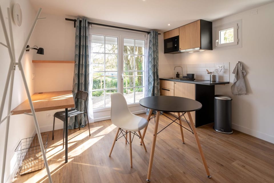 Kitchen or kitchenette, Seating area, Dining area