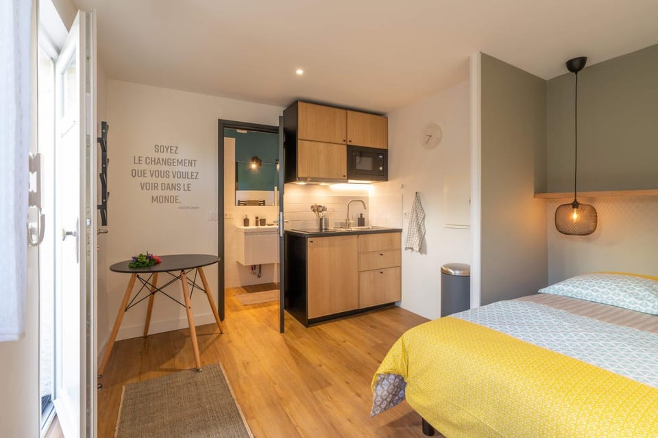 Bed, Kitchen or kitchenette, Dining area