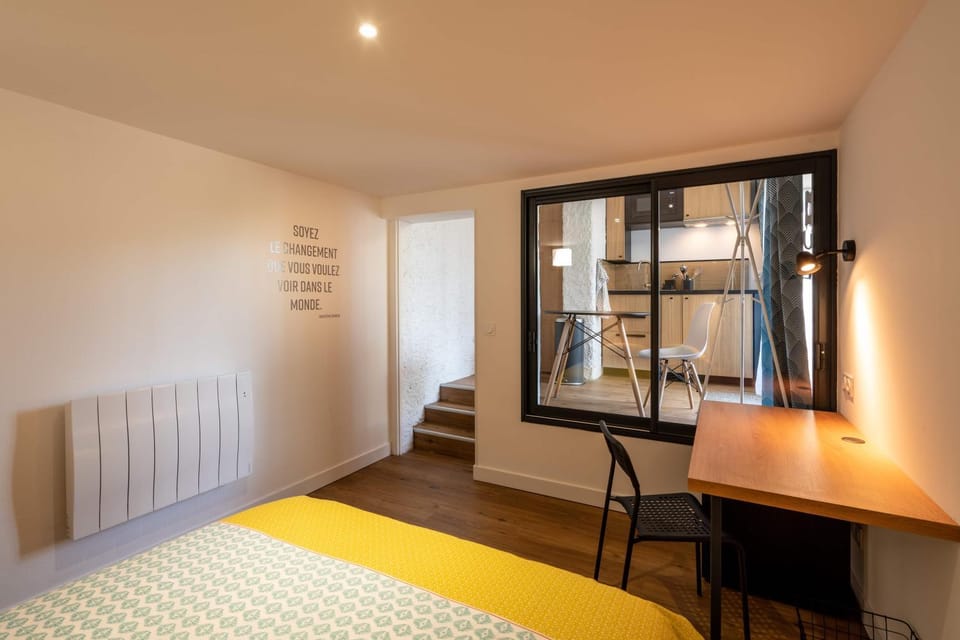 Kitchen or kitchenette, Seating area, Bedroom