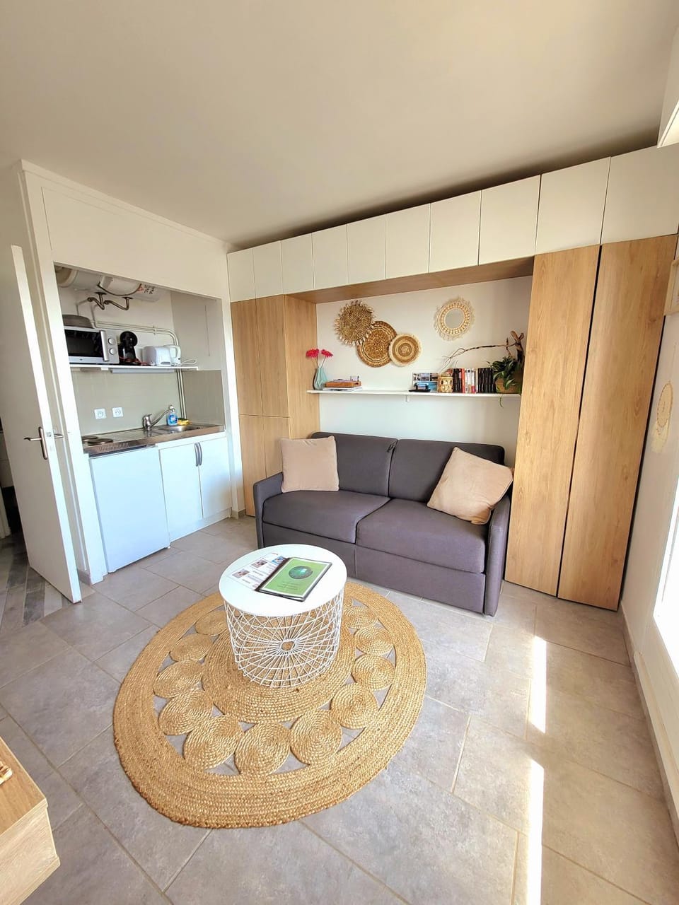 Bed, Kitchen or kitchenette, Living room, Seating area, stove