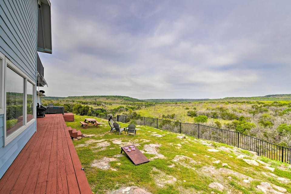 Spacious Getaway ~ 12 Acres, Views, & Hot Tub! House in Possum Kingdom Lake