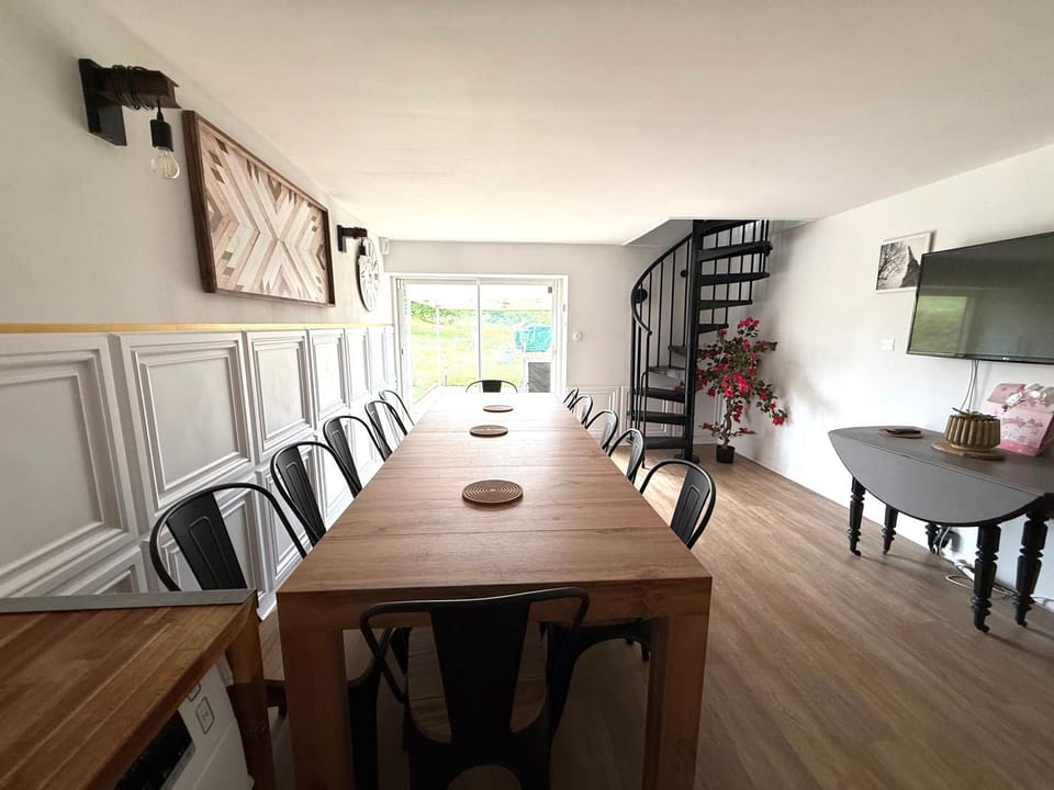 Villa luxueuse PMR avec ascenseur spa et piscine 12 personnes House in Occitanie