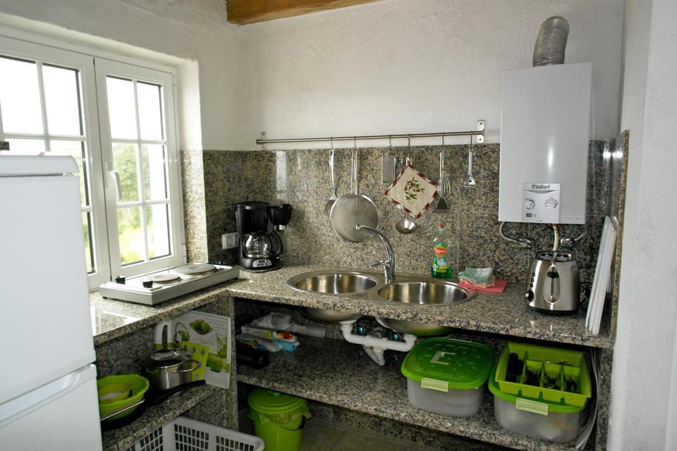 Coffee/tea facilities, Kitchen or kitchenette, stove, toaster