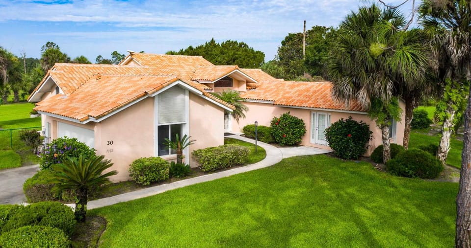 SWISS 30 - Golf Course House in Groveland