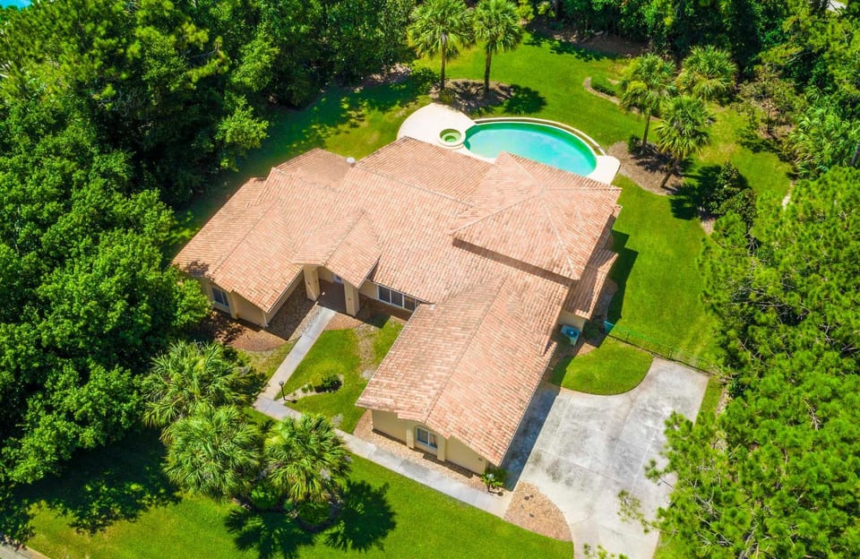 SWISS 41 - Golf Course House in Groveland