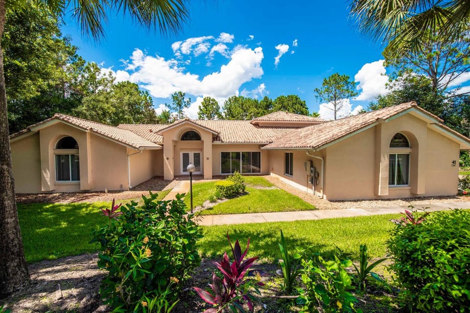 SWISS 41 - Golf Course House in Groveland