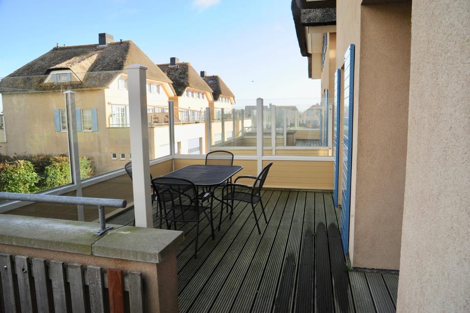 Facade/entrance, Balcony/Terrace