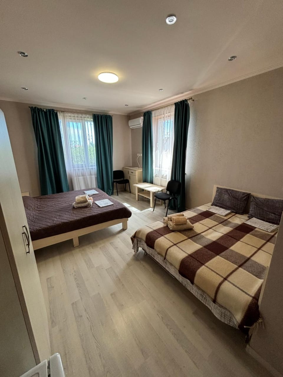 Bed, Living room, Photo of the whole room