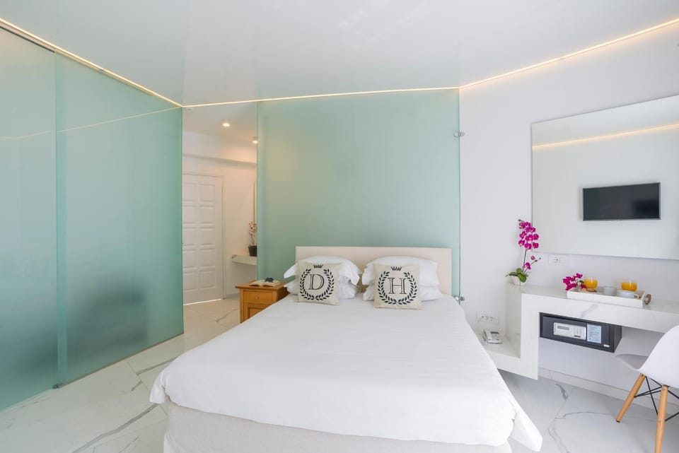 Shower, Bed, Bathroom, View (from property/room), Bedroom, Drinks