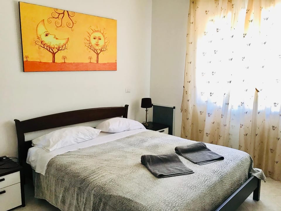 Bed, Bedroom, towels