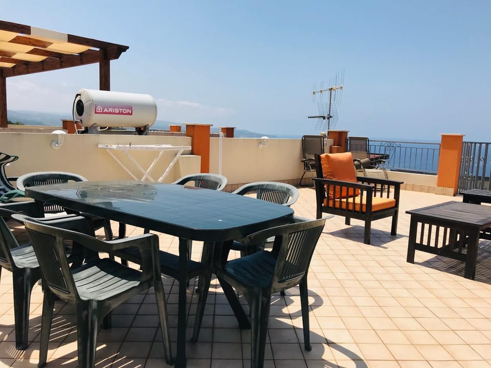 View (from property/room), Balcony/Terrace, Dining area, Sea view