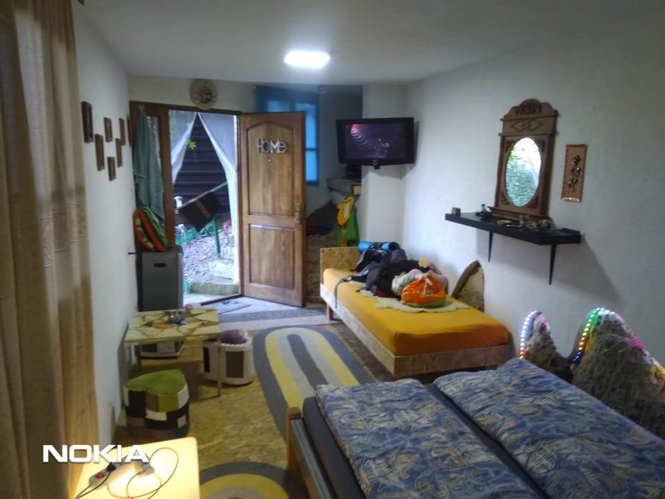 Bed, TV and multimedia, Photo of the whole room, Bedroom