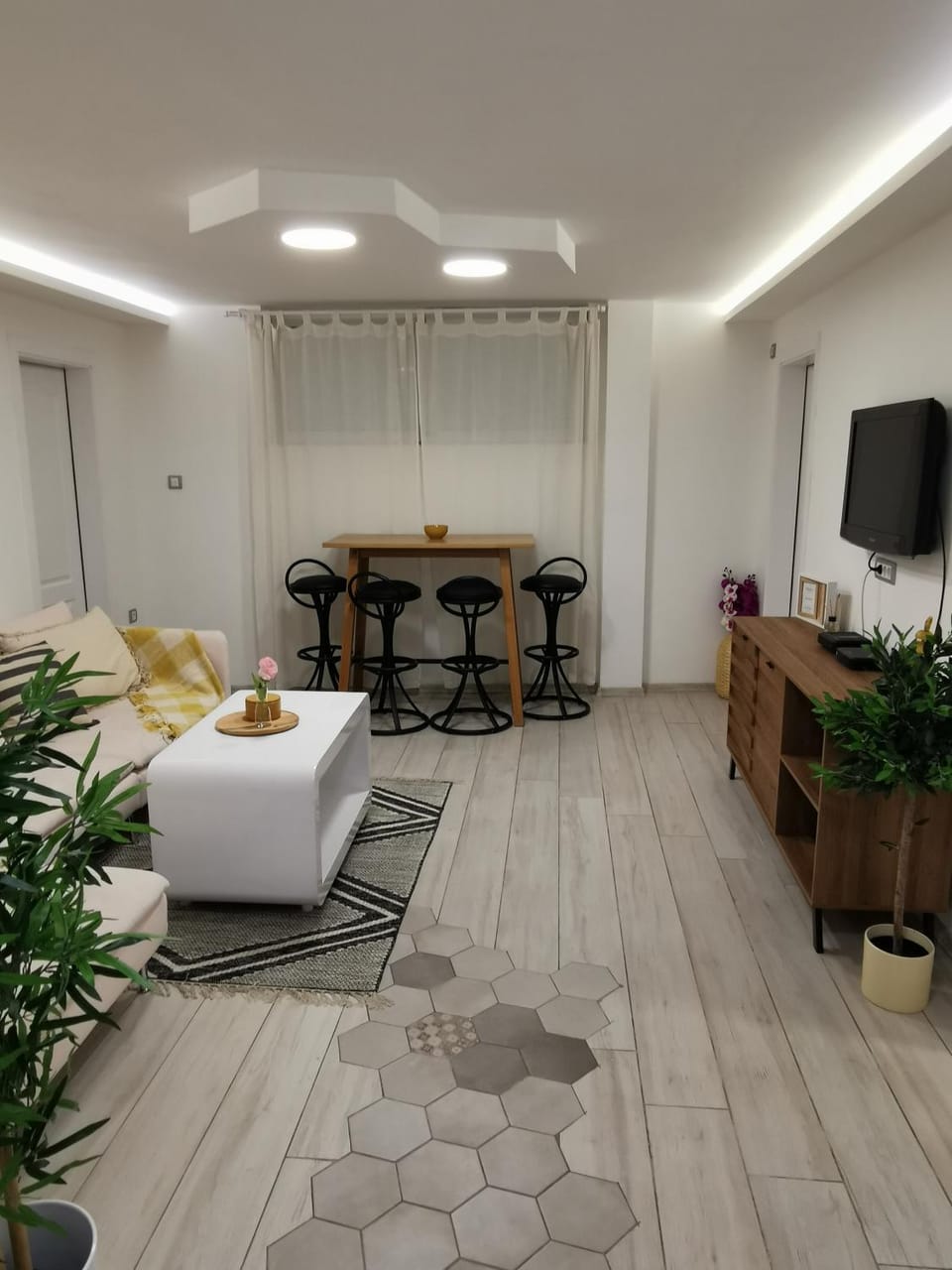 TV and multimedia, Living room, Seating area, Dining area