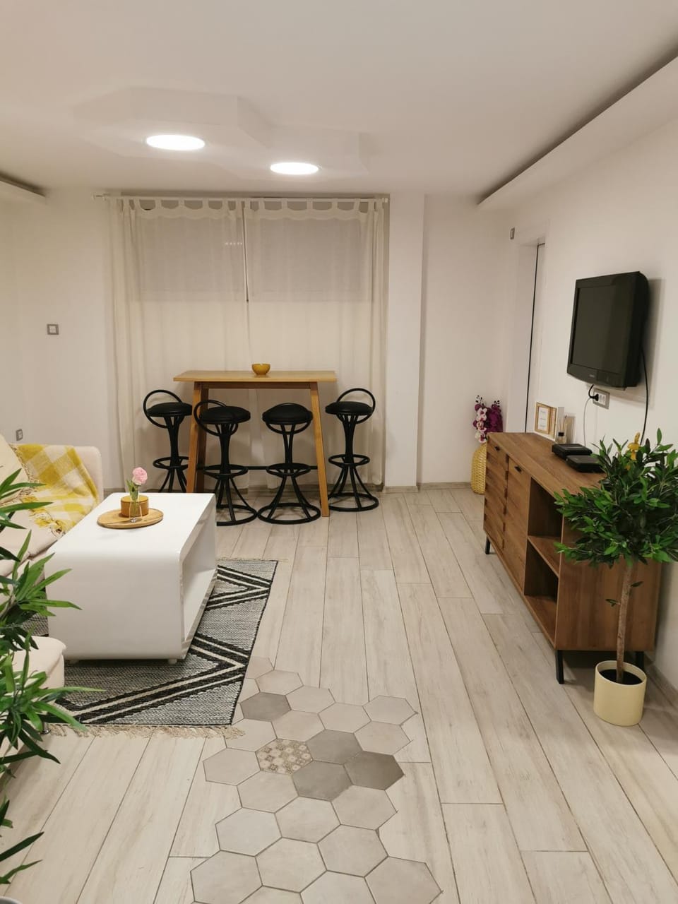 TV and multimedia, Living room, Seating area, Dining area