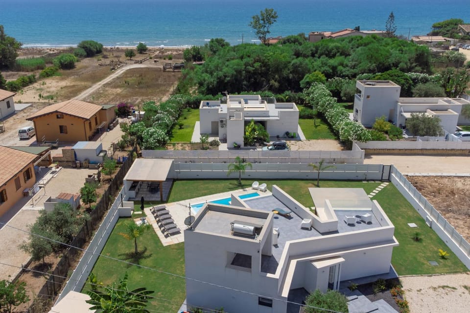 Property building, Sea view, Swimming pool