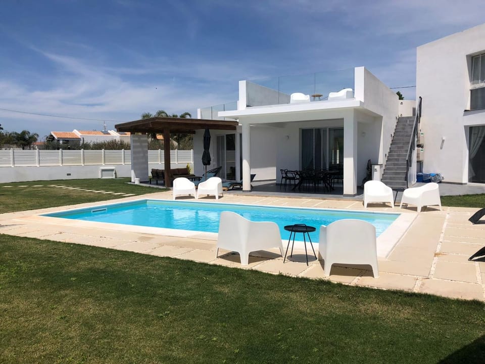 Property building, Garden, Garden view, Pool view, Swimming pool, sunbed