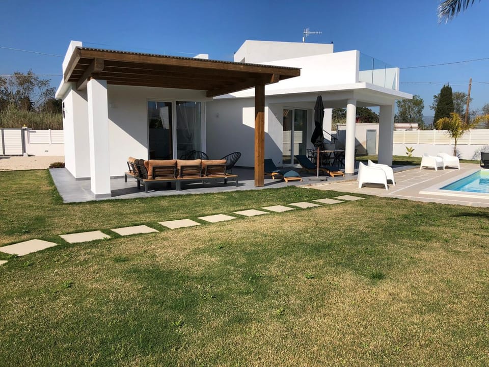 Property building, Garden, Garden view, Pool view, Swimming pool, sunbed