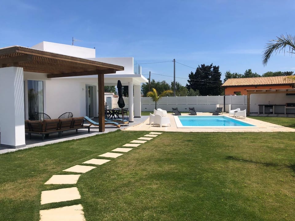 Property building, Day, Garden view, Pool view, Swimming pool, sunbed