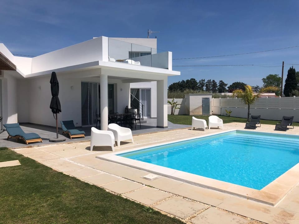Property building, Garden, Garden view, Pool view, Swimming pool, sunbed
