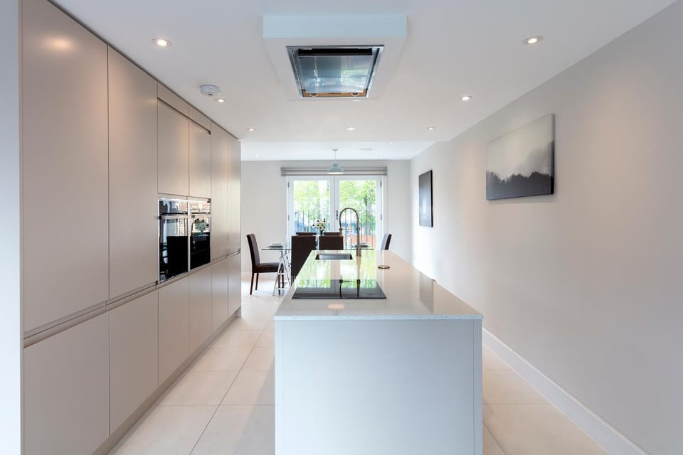 Immaculate Central Windsor Town House with parking House in Windsor