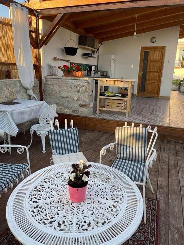 Property building, BBQ facilities, Kitchen or kitchenette, Dining area, pet friendly