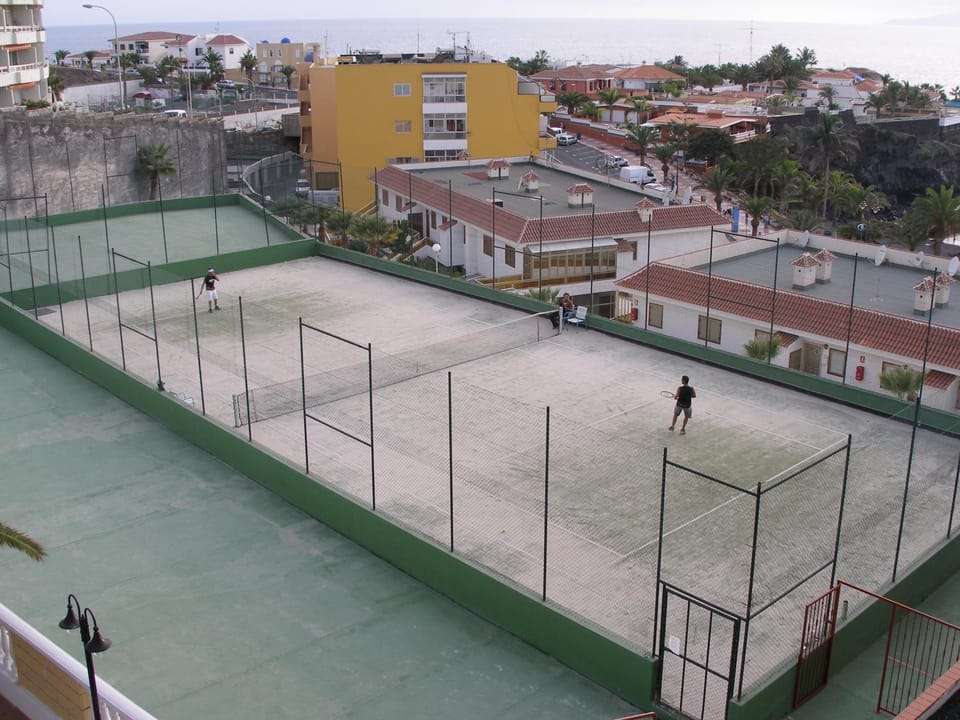 Day, Tennis court