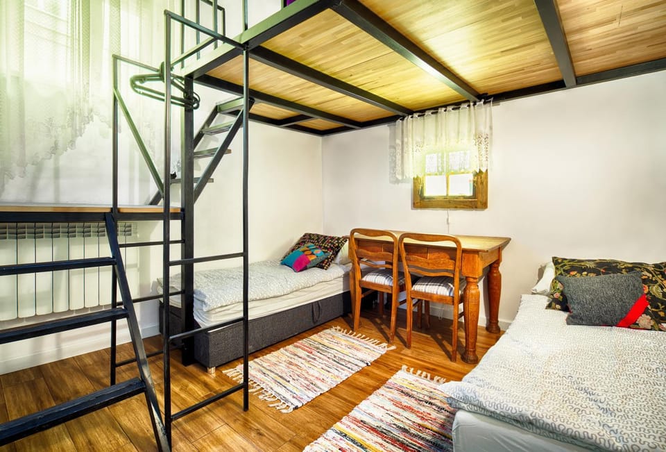 Rodzinna przestrzeń dla 8 osób 2 pokoje z łazienką i mini aneksem Apartment in Warsaw