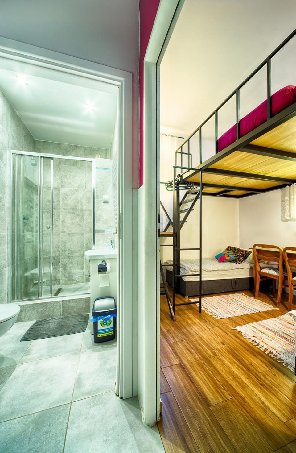 Rodzinna przestrzeń dla 8 osób 2 pokoje z łazienką i mini aneksem Apartment in Warsaw