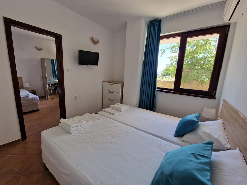 Bed, TV and multimedia, Photo of the whole room, Bedroom