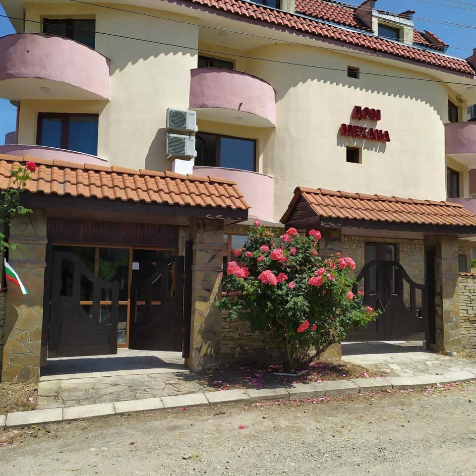 Facade/entrance