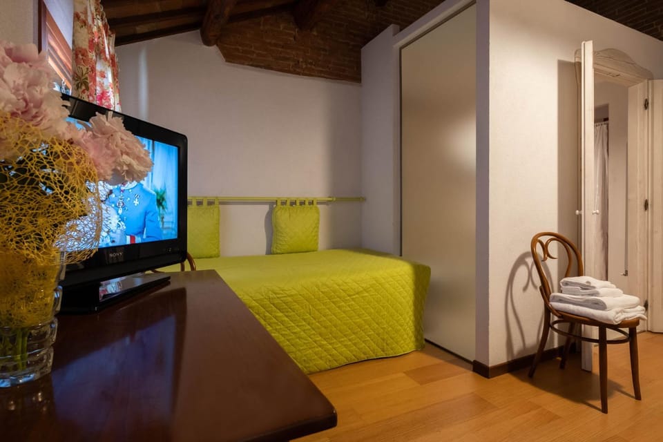 Bed, TV and multimedia, Photo of the whole room, Bedroom