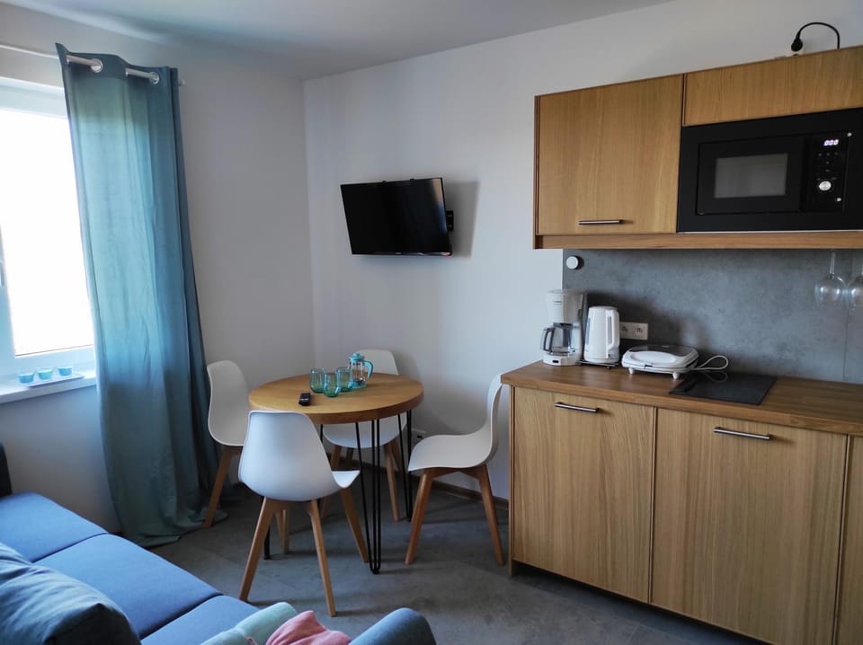Coffee/tea facilities, Kitchen or kitchenette, Dining area