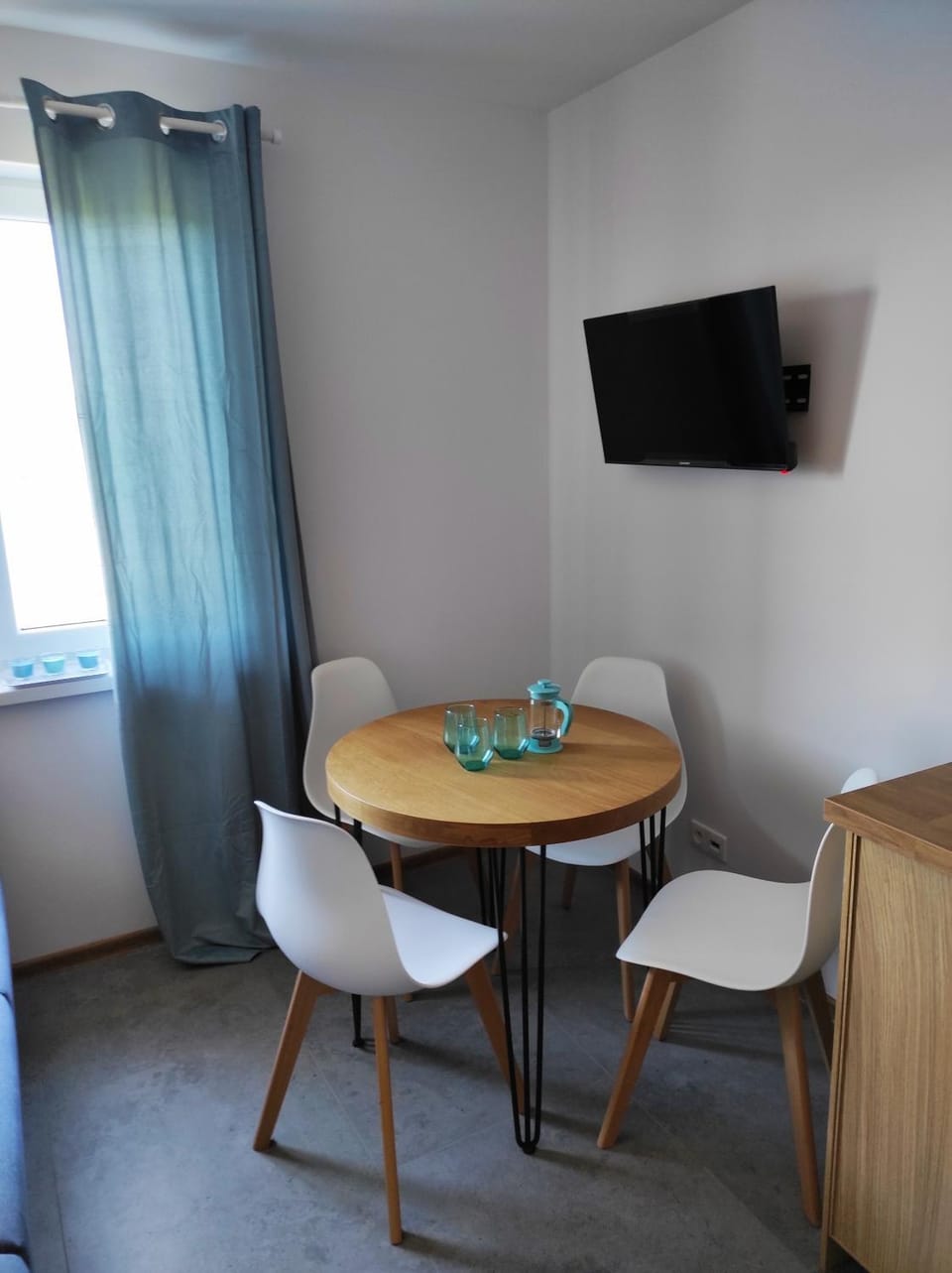 TV and multimedia, Living room, Seating area, Dining area