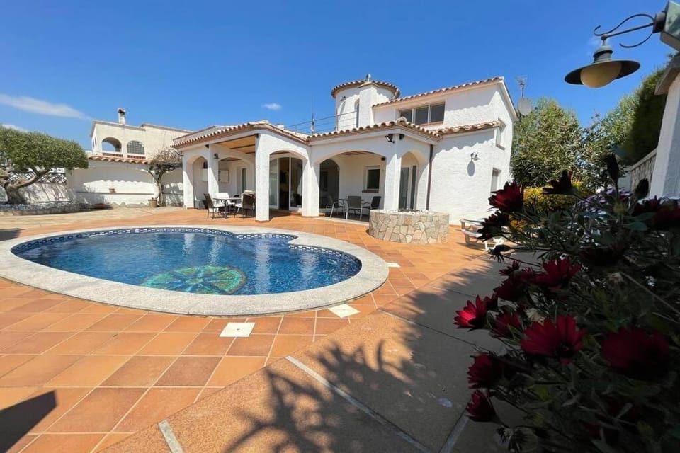 Villa cozy Empuriabrava piscina privada House in Alt Empordà