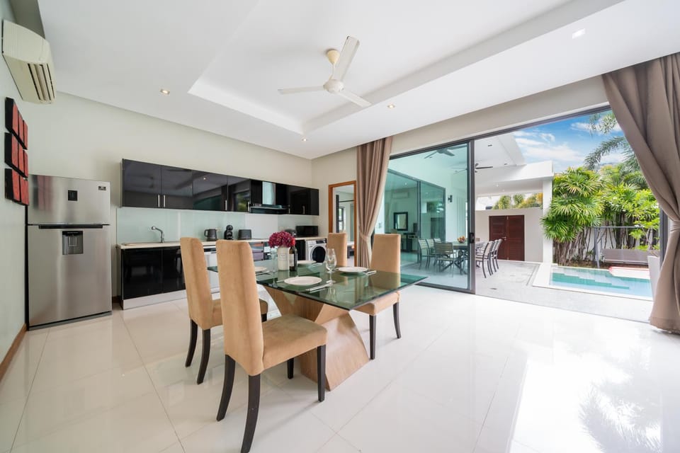 Patio, Kitchen or kitchenette, Dining area, Pool view