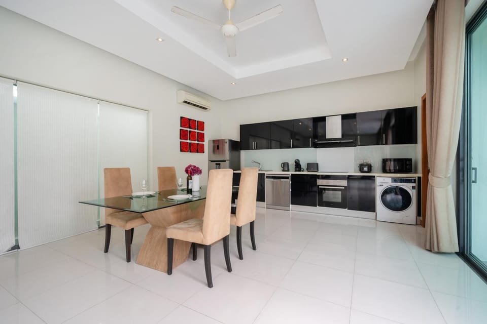 Kitchen or kitchenette, Seating area, Dining area, oven, stove, washing machine