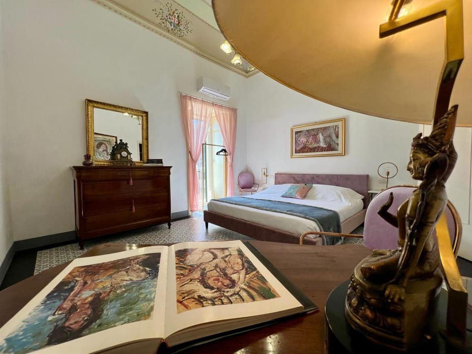 Bed, Photo of the whole room, Decorative detail, Bedroom