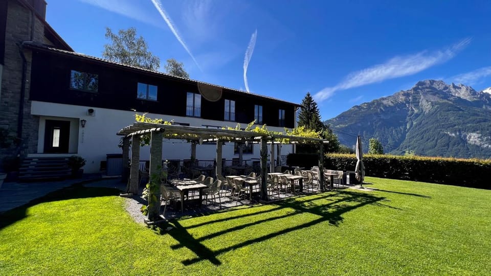 Property building, Patio, Spring, Day, Natural landscape, Summer, Garden, Garden view, Mountain view