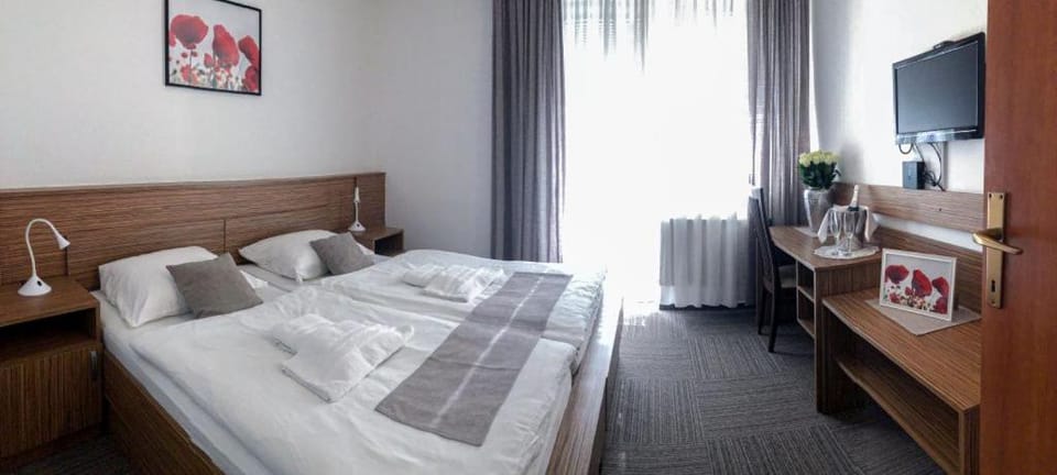 Bed, TV and multimedia, Photo of the whole room, Bedroom, hair dresser, towels