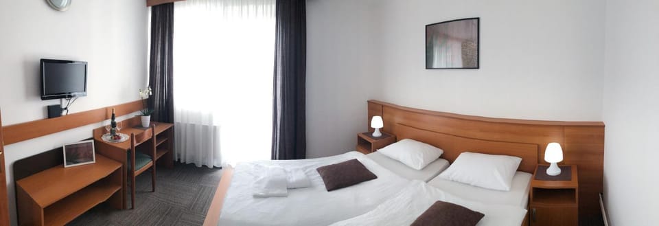 Bed, TV and multimedia, Photo of the whole room, Bedroom, hair dresser, towels