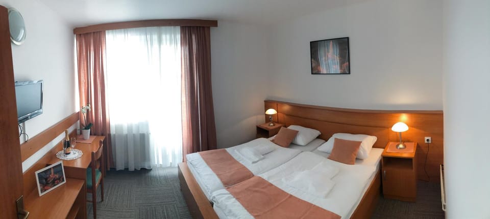 Bed, TV and multimedia, Photo of the whole room, Bedroom, hair dresser
