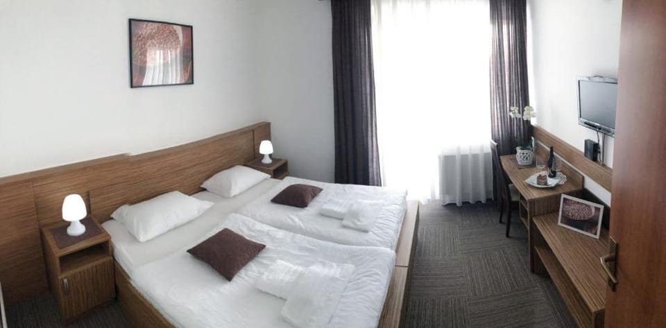 Bed, TV and multimedia, Photo of the whole room, Bedroom, hair dresser, towels
